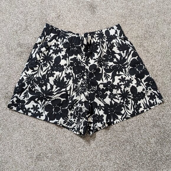 GAP Pants - Women's GAP; Black & White Tropical Floral, Pull-On Wide Leg Shorts; Size M
